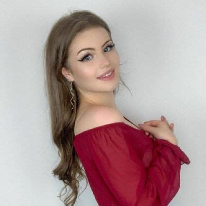 Dellie Isla- Wiki, Age, Height, Boyfriend, Net Worth, Ethnicity, Career